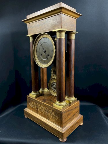 Grande pendule portique XIXe palissandre marqueté citronnier et bronze Charles X