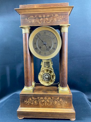 Grande pendule portique XIXe palissandre marqueté citronnier et bronze Charles X