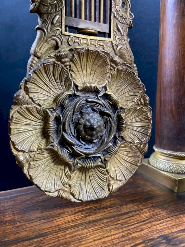 Grande pendule portique XIXe palissandre marqueté citronnier et bronze Charles X