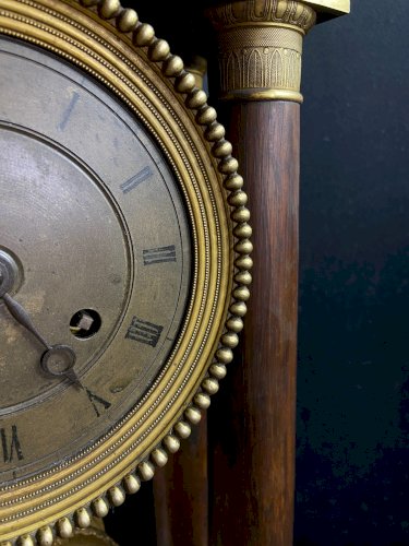 Grande pendule portique XIXe palissandre marqueté citronnier et bronze Charles X