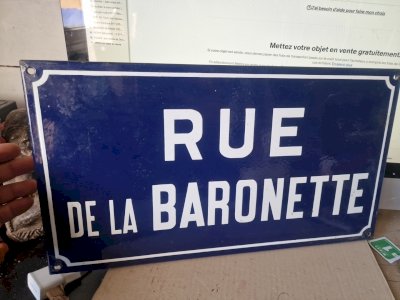 grande plaque de rue en métal emaillée - De La Baronette 45 x 25
