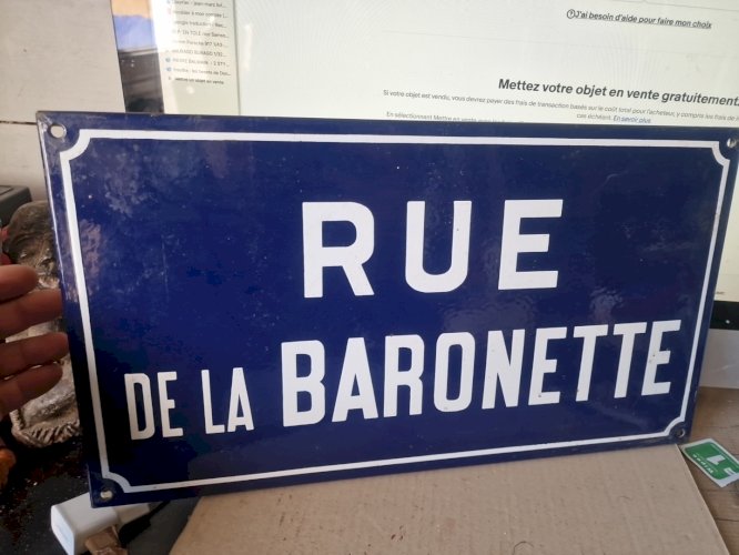 grande plaque de rue en métal emaillée - De La Baronette 45 x 25