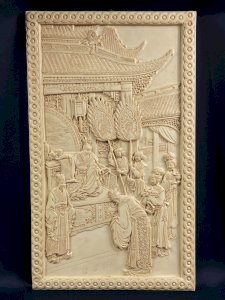 Grande plaque en résine ivoirine scène de cour impériale Chine style Qing