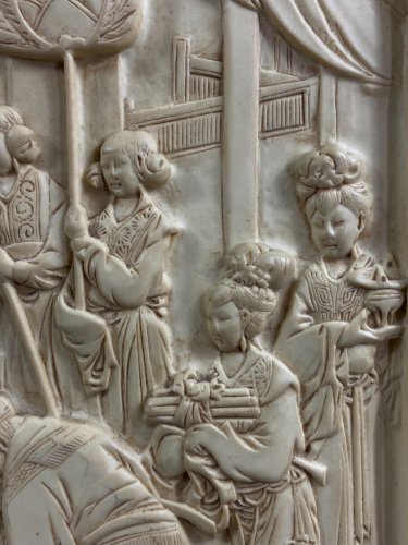 Grande plaque en résine ivoirine scène de cour impériale Chine style Qing