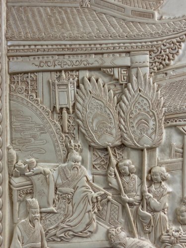 Grande plaque en résine ivoirine scène de cour impériale Chine style Qing