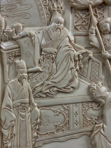 Grande plaque en résine ivoirine scène de cour impériale Chine style Qing