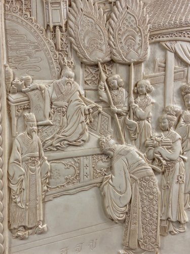 Grande plaque en résine ivoirine scène de cour impériale Chine style Qing