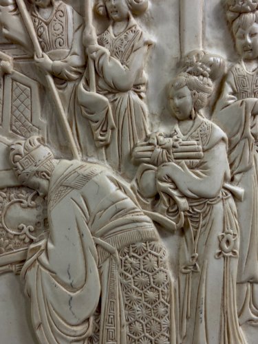 Grande plaque en résine ivoirine scène de cour impériale Chine style Qing