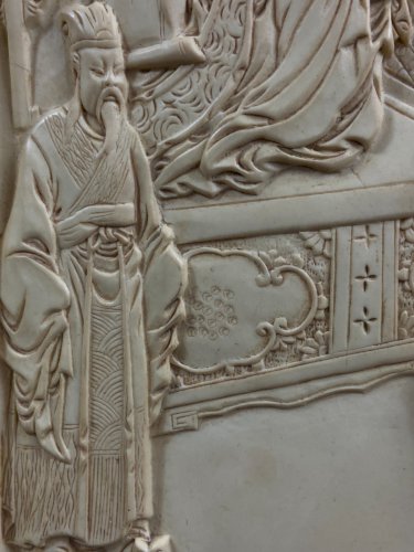 Grande plaque en résine ivoirine scène de cour impériale Chine style Qing