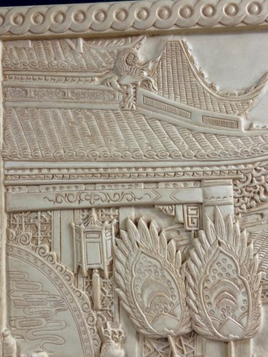 Grande plaque en résine ivoirine scène de cour impériale Chine style Qing