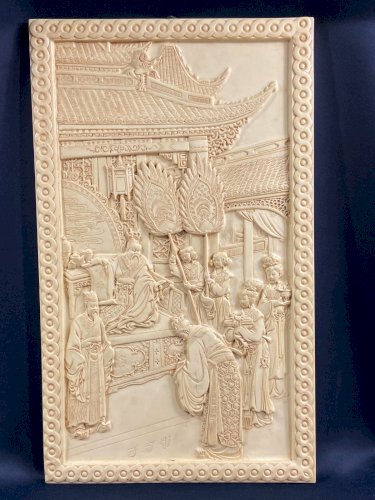 Grande plaque en résine ivoirine scène de cour impériale Chine style Qing