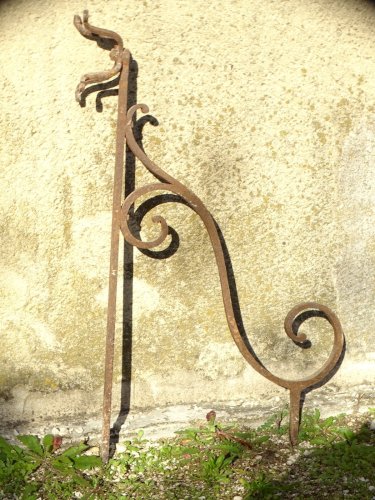 -GRANDE POTENCE DE LANTERNE OU D'ENSEIGNE FER FORGE A SELLER