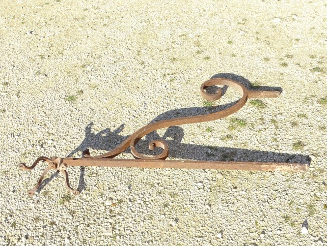 -GRANDE POTENCE DE LANTERNE OU D'ENSEIGNE FER FORGE A SELLER