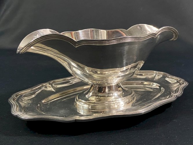 Grande saucière sur présentoir en métal argenté Apollo modèle filet Louis XV