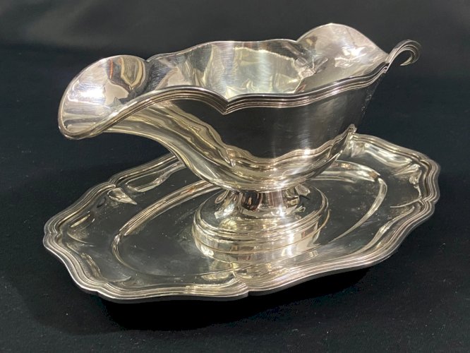 Grande saucière sur présentoir en métal argenté Apollo modèle filet Louis XV