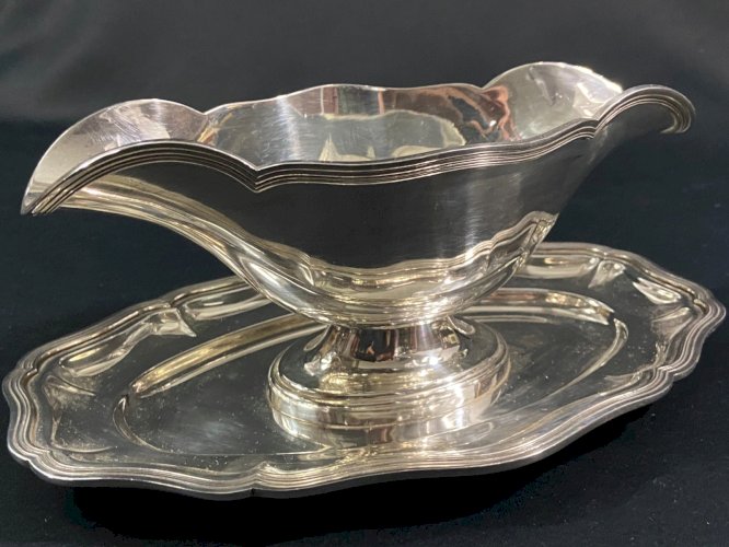 Grande saucière sur présentoir en métal argenté Apollo modèle filet Louis XV