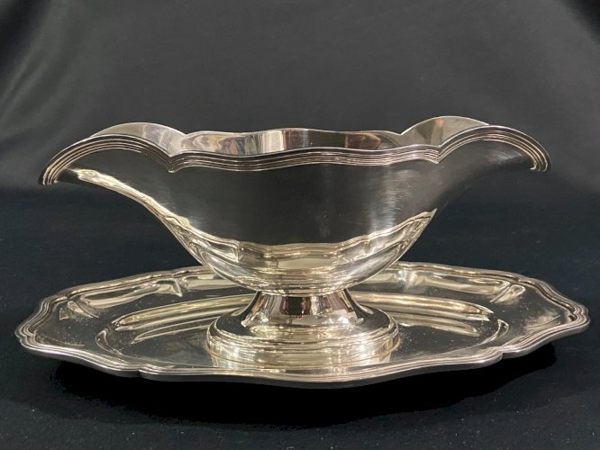 Grande saucière sur présentoir en métal argenté Apollo modèle filet Louis XV