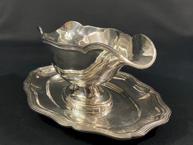 Grande saucière sur présentoir en métal argenté Apollo modèle filet Louis XV
