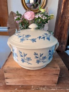 Grande soupière Saint Uze en terre d’acier ancienne