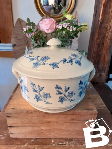 Grande soupière Saint Uze en terre d’acier ancienne