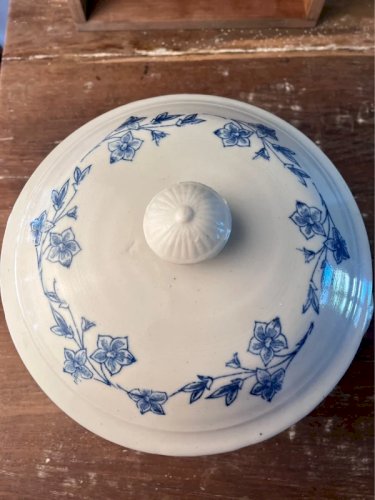 Grande soupière Saint Uze en terre d’acier ancienne