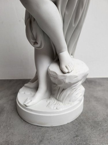 GRANDE STATUE EN BISCUIT VENUS AU BAIN