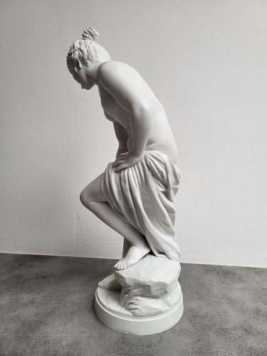 GRANDE STATUE EN BISCUIT VENUS AU BAIN