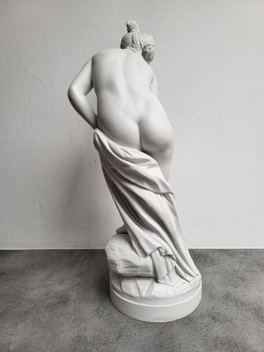 GRANDE STATUE EN BISCUIT VENUS AU BAIN
