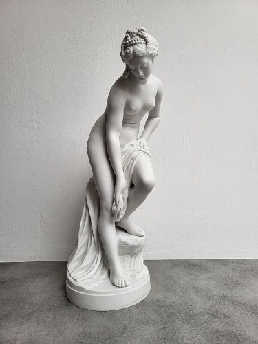 GRANDE STATUE EN BISCUIT VENUS AU BAIN
