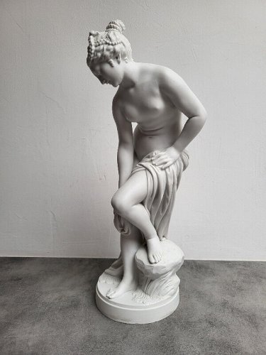 GRANDE STATUE EN BISCUIT VENUS AU BAIN