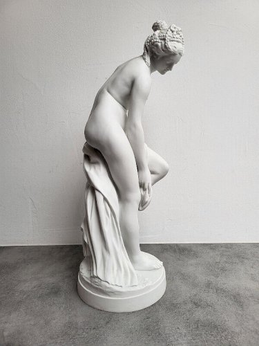 GRANDE STATUE EN BISCUIT VENUS AU BAIN