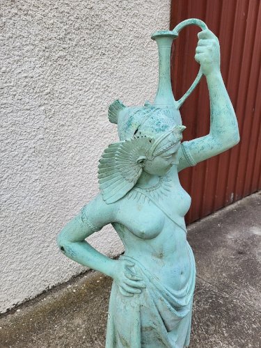 GRANDE STATUE EN FONTE EGYPTIENNE A LA CRUCHE
