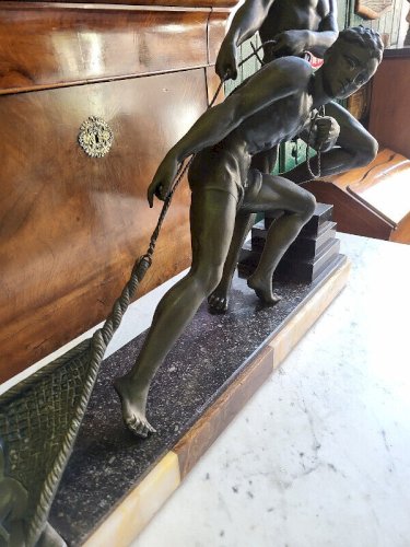 GRANDE STATUE EN REGULE DE 2 HOMMES QUI TIRENT UN FILET