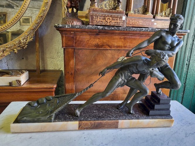 GRANDE STATUE EN REGULE DE 2 HOMMES QUI TIRENT UN FILET