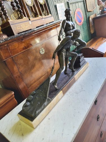 GRANDE STATUE EN REGULE DE 2 HOMMES QUI TIRENT UN FILET