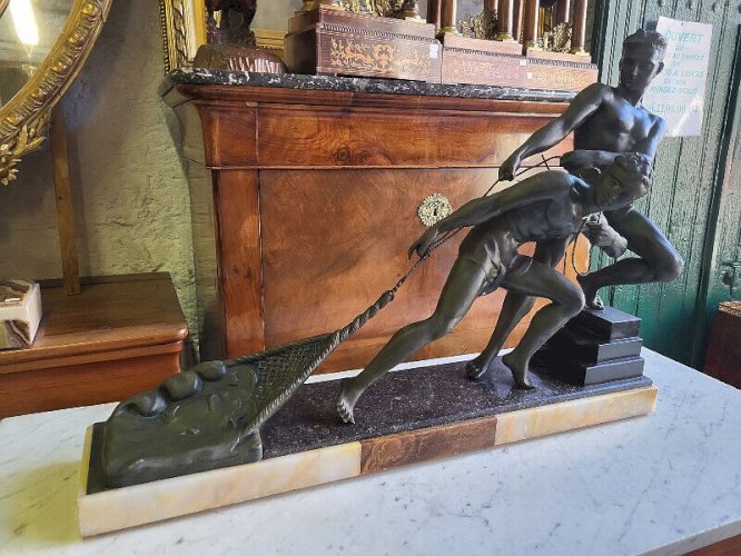 GRANDE STATUE EN REGULE DE 2 HOMMES QUI TIRENT UN FILET