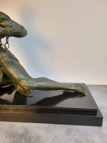 GRANDE STATUE EN REGULE ET MARBRE HOMME ENCHAINE DE J RONCOURT