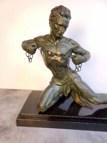 GRANDE STATUE EN REGULE ET MARBRE HOMME ENCHAINE DE J RONCOURT