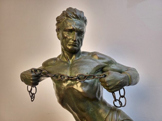 GRANDE STATUE EN REGULE ET MARBRE HOMME ENCHAINE DE J RONCOURT