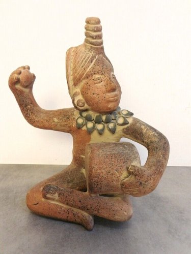 GRANDE STATUE EN TERRE CUITE N33
