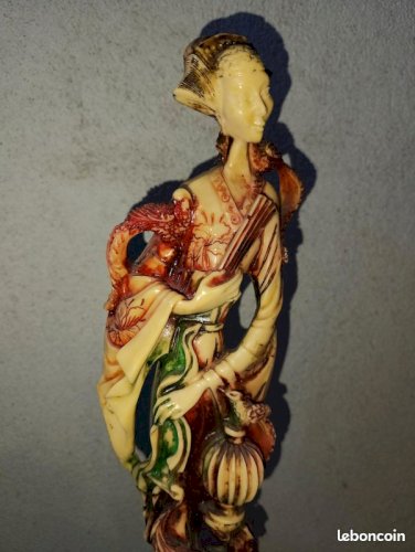 Grande statuette chinoise en resine a decor de femme en bon etat