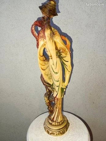 grande statuette chinoise en resine a decor de femme en bon etat