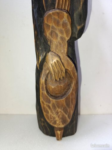 Grande statuette en bois a decor dhomme avec une guitare en bon etat (made in chiner)