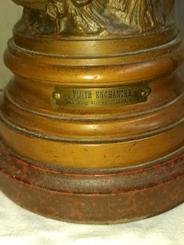 grande statuette en regule avec socle bois signé Auguste moreau en bon etat