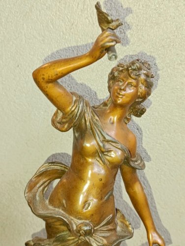 grande statuette en regule avec socle bois signé Auguste moreau en bon etat