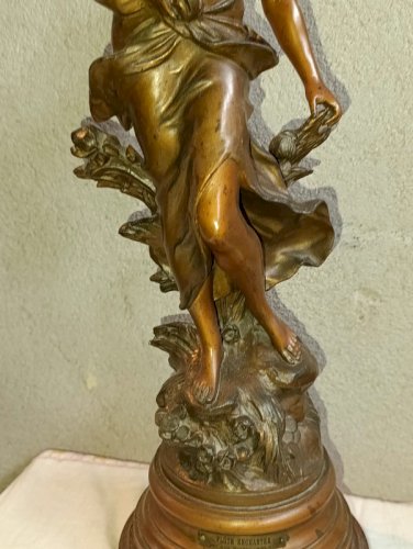 grande statuette en regule avec socle bois signé Auguste moreau en bon etat