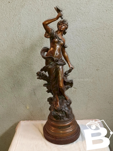 grande statuette en regule avec socle bois signé Auguste moreau en bon etat