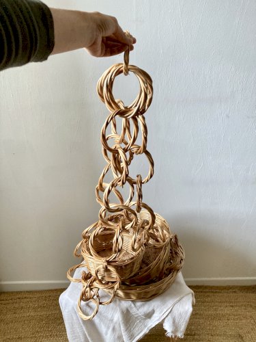 Grande suspension en osier à trois paniers, chaîne d’anneaux torsadés