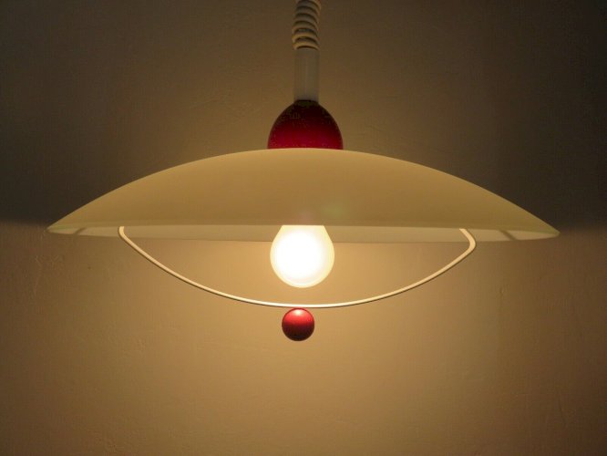 GRANDE SUSPENSION EN VERRE DEPOLI, BOIS LAQUE ROUGE ET METAL BLANC 1980 MEMPHIS