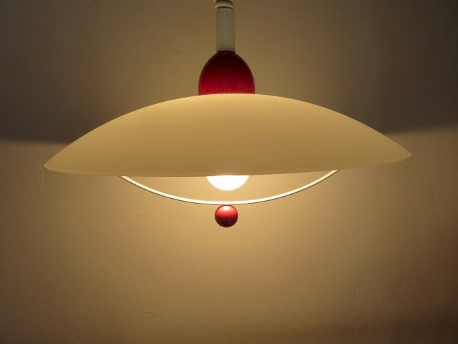 GRANDE SUSPENSION EN VERRE DEPOLI, BOIS LAQUE ROUGE ET METAL BLANC 1980 MEMPHIS